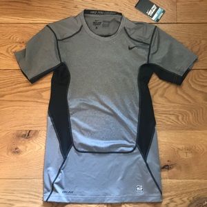 Nike fitness Boys shirt in a tech fabric.